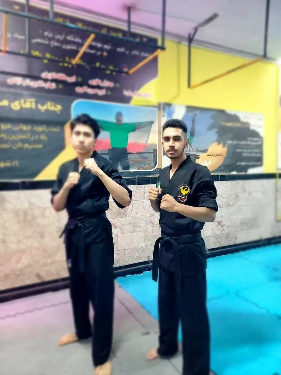 سید مرتضی حسینی در لباس رزمی در سالن تمرین